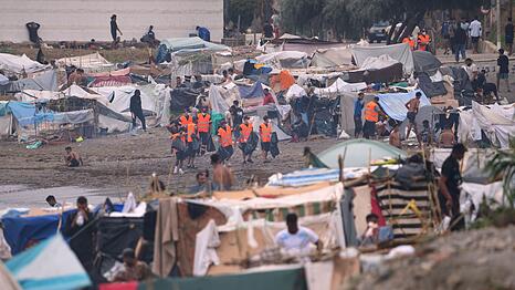 In Ceuta harren seit mehr als einem Monat rund 5.000 Migranten in der Hoffnung auf ein besseres Leben in Spanien aus.