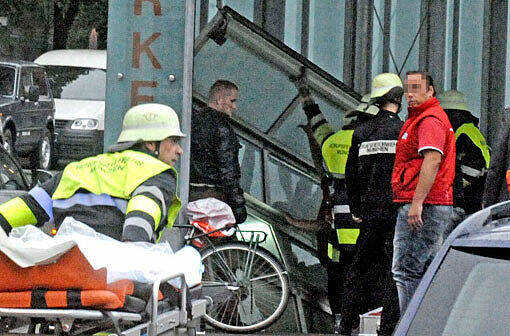 Rettungskräfte kümmern sich um die verletzte 17-Jährige.