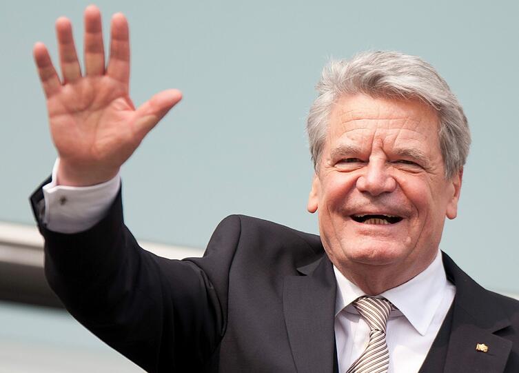 Joachim Gauck ist neuer Bundespräsident. Die
Bundesversammlung wählte den früheren DDR-Bürgerrechtler am Sonntag
mit großer Mehrheit zum Nachfolger von Christian Wulff. Der
72-Jährige erhielt 991 von 1228 gültigen Stimmen, das entspricht
einer Zustimmung von gut 80 Prozent. Für Gaucks Gegenkandidatin Beate
Klarsfeld votierten 126 Delegierte.