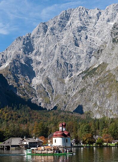 Mit traditionellem Kopfschmuck geschmückt fahren die Kühe über den Königssee ihrem Winterquartier entgegen.