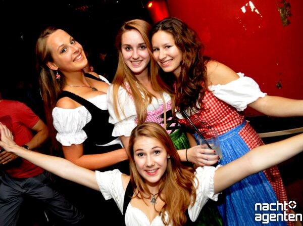 Tracht und Club - das passt zusammen! Am Dienstag wurde beim "Heimatabend" im "8below" gefeiert. Mehr Bilder unter: www.nachtagenten.de
