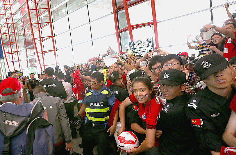 Der FC Bayern ist am Freitag in Peking gelandet und wurde von rund 1000 Fans schon am Flughafen frenetisch gefeiert. Die Bilder von der Ankunft.