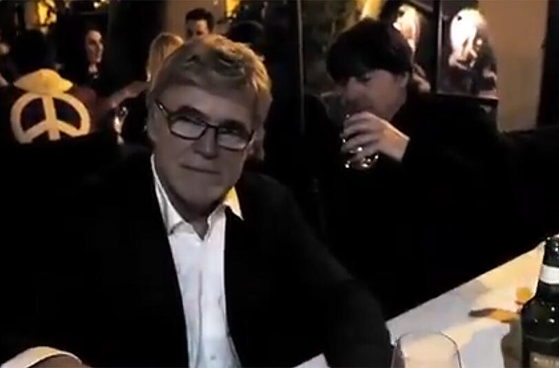Joachim Löw gibt sich gewohnt lässig bei der Mannequin-Challenge.