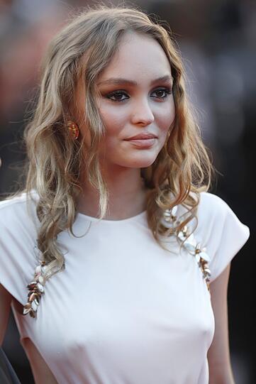 Lily-Rose Depp legt einen doppelten Nippelblitzer hin.