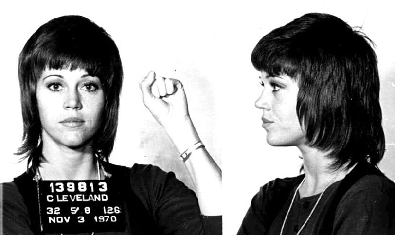 Am Flughafen in Cleveland klickten die Handschellen. Jane Fonda wurde 1970 vom Zoll festgenommen. Grund: Dubiose Pillen im Gepäck. Erst später wurde bekannt, es handelte sich um Diätpillen.
