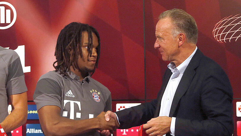 Renato Sanches bei seiner Vorstellung mit Vorstandsboss Karl-Heinz Rummenigge.