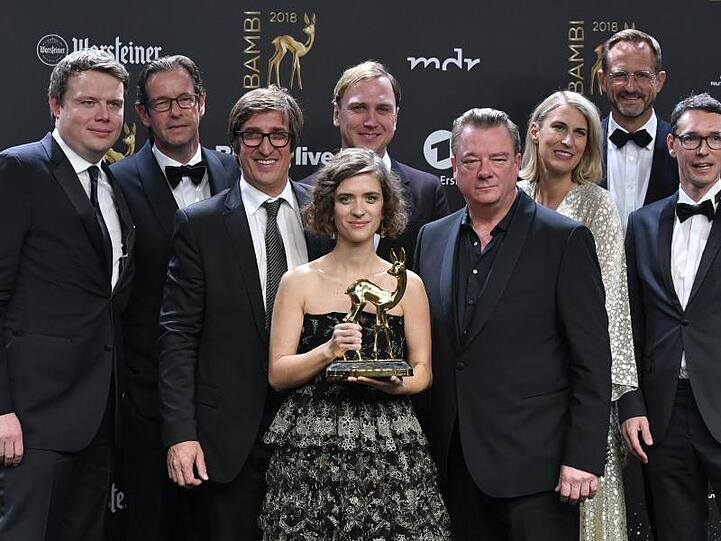 Das Team von "Babylon Berlin" freut sich über den Serien-Bambi.