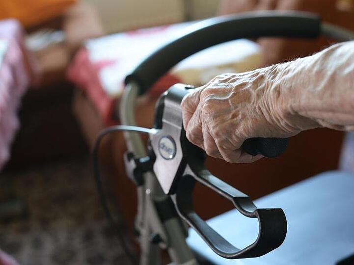 Eine Seniorin bewegt sich mit einem Rollator durch ihre Wohnung. Foto: Jens Kalaene/dpa-Zentralbild/dpa/Symbolbild