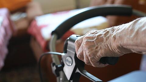 Eine Seniorin bewegt sich mit einem Rollator durch ihre Wohnung. Foto: Jens Kalaene/dpa-Zentralbild/dpa/Symbolbild