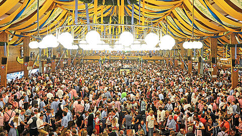 Sehr früh? Zu früh? Auf jeden Fall sehr siegessicher: In der Bräurosl kann für die Wiesn 2022 reserviert werden. (Archivbild)