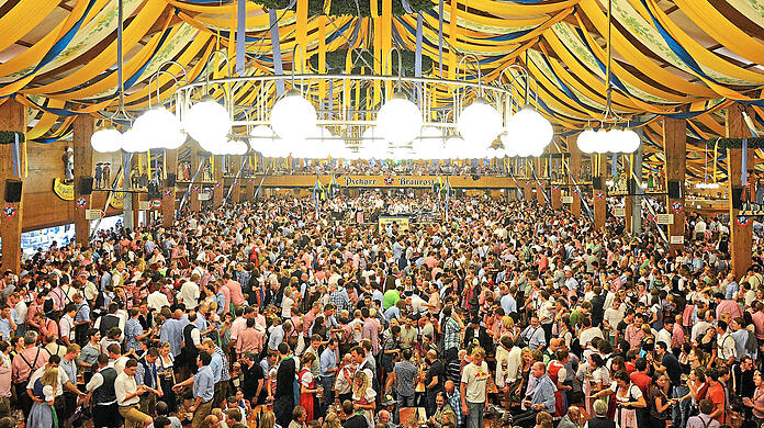 Sehr früh? Zu früh? Auf jeden Fall sehr siegessicher: In der Bräurosl kann für die Wiesn 2022 reserviert werden. (Archivbild)
