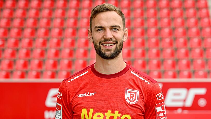 Benedikt Gimber beim Fototermin des Fußball-Zweitligisten SSV Jahn Regensburg für die Saison 2022/2023.
