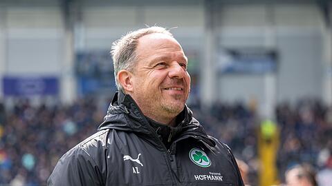 Fürths Trainer Alexander Zorniger lächelt.