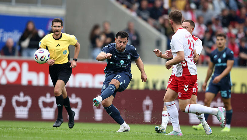 Den Torhüter im Blick, den Ball auf dem richtigen Fuß – schon erzielt Kevin Volland ein 50-Meter-Tor von beim 4:0-Testspiel-Erfolg in Regensburg.