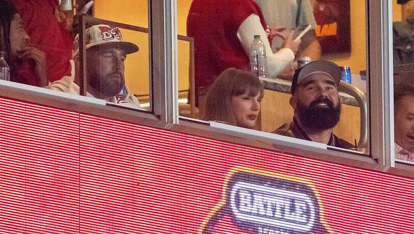 Travis Kelce, Taylor Swift und Jason Kelce im Arrowhead Stadium.