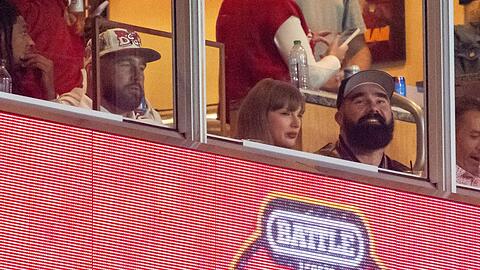 Travis Kelce, Taylor Swift und Jason Kelce im Arrowhead Stadium.