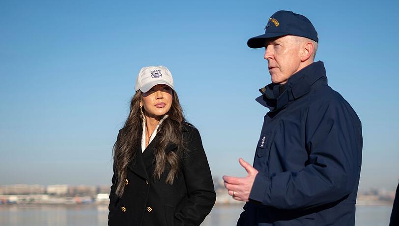Admiral Kevin Lunday (r.), amtierender Kommandant der Kristi Noem unterstehenden US-Küstenwache, widersprach dem Medienbericht. (Archivbild) Admiral Kevin Lunday (r.), amtierender Kommandant der Kristi Noem unterstehenden US-Küstenwache, widersprach dem Medienbericht. (Archivbild)