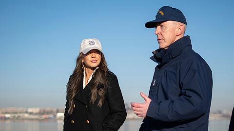 Admiral Kevin Lunday (r.), amtierender Kommandant der Kristi Noem unterstehenden US-Küstenwache, widersprach dem Medienbericht. (Archivbild)