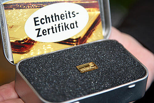 So sieht das 1-Gramm-Goldplättchen aus, das der Automat ausspuckt. In Frankfurt kostete es tagesaktuell rund 31 Euro.