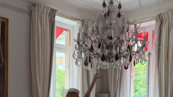 Leonie Hanne verteilt liebevoll kleine Geschenke an ihre Freundinnen.