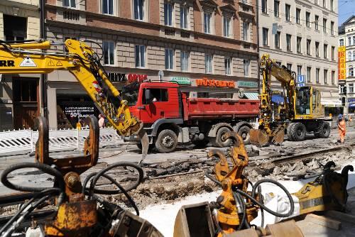 Mit Baggern und Pressluftbohrern reißen Arbeiter den Asphalt am Max-Weber-Platz auf. Gleise und Weichen müssen erneuert werden.