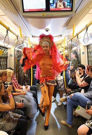 Irre Show in der Berliner U-Bahn: Beim Underground Catwalk geht's heiß her.