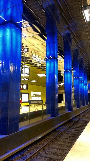 Blaue Stunde im Untergrund: Die futuristisch beleuchteten Pfeiler im U-Bahnhof an der Münchner Freiheit.