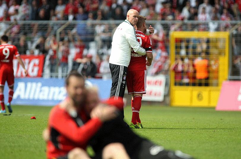 Trainer ter Hag tröstet seine Spieler!