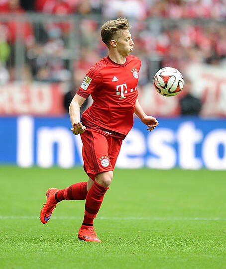 Am Samstag gegen Augsburg präsentierten die Bayern erstmals ihr Trikot für die neue Saison. Die Bilder zum Durchklicken!