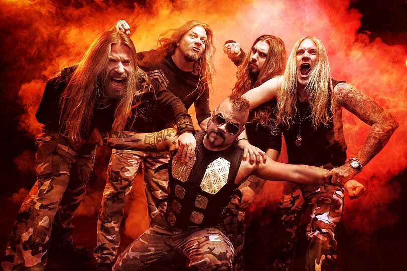Posieren für das böse Image, aber Frontmann Joakim Brodénvon Sabaton hält seine Kumpels ja nett zurück.
