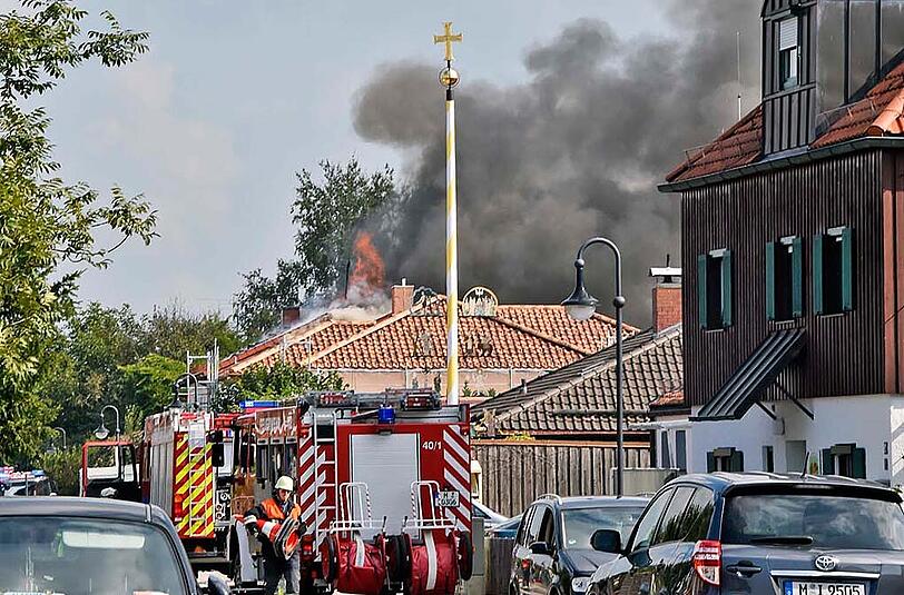 Die Bilder vom Dachstuhlbrand in Hofolding am Dienstagmittag.