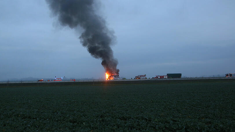 Die Feuerwehren mehrerer Gemeinden waren im Einsatz. Die A94 war zwischenzeitlich komplett gesperrt.