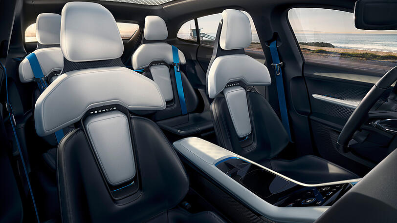 Zu den Stärken des viertürigen Cross Turismo zählen das emotionale Design mit prägnanten Offroad-Elementen sowie das neuartige Anzeige- und Bedienkonzept mit Touch-Screen und Blicksteuerung.