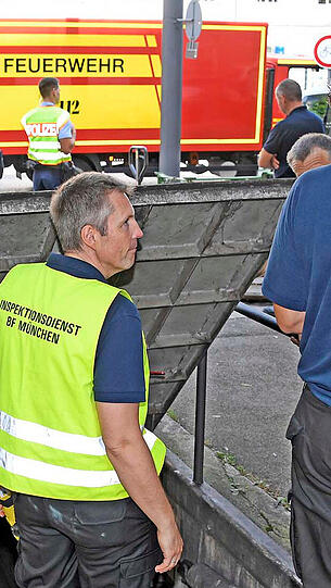 Um 12.15 Uhr wurde zusätzlich zu den Maßnahmen der Bahn auch die Berufsfeuerwehr mit Pumpen alarmiert.