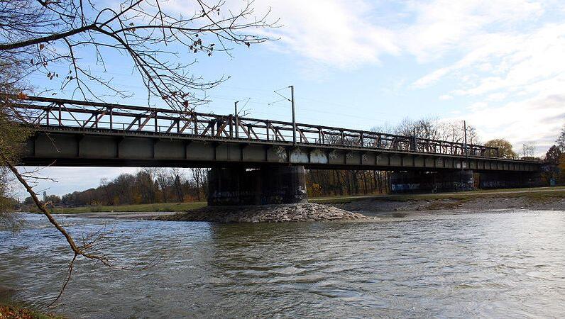 Wird 2015 saniert: die marode Braunauer Eisenbahnbrücke. Wird 2015 saniert: die marode Braunauer Eisenbahnbrücke.