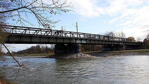 Wird 2015 saniert: die marode Braunauer Eisenbahnbrücke.