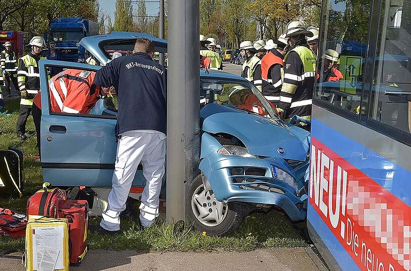 Bilder vom Verkehrsunfall in der Cosimastraße. Eine Tram kolliderte mit einem Pkw.