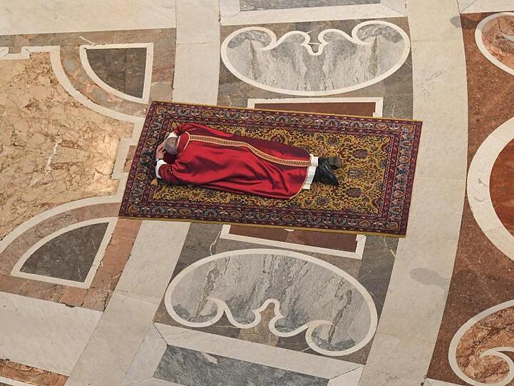 Tief ins Gebet versunken, liegt Papst Franziskus während der Karfreitagsliturgie im Petersdom auf dem Boden.