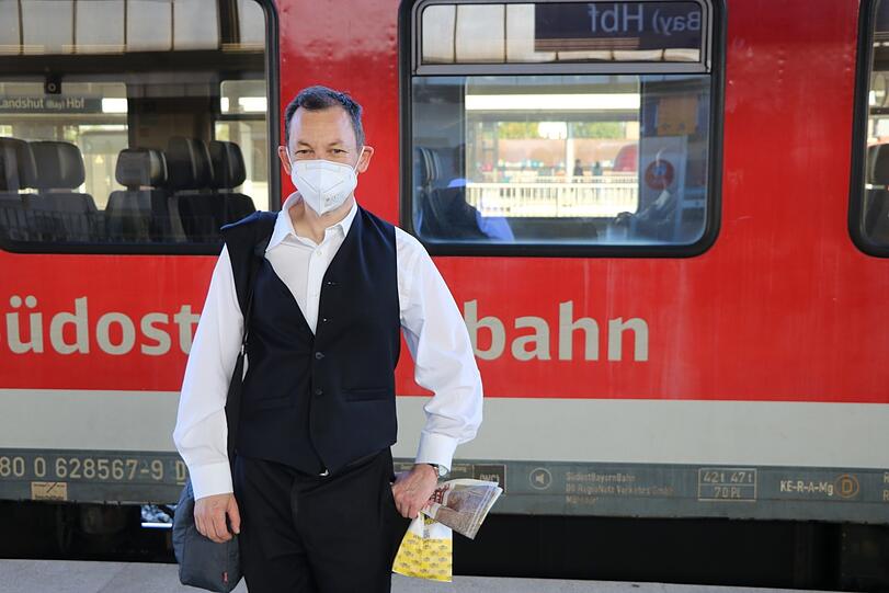 Patrick Blümel wird am Donnerstagmorgen am Hauptbahnhof wegen seiner Kleidung oft mit einem Bahnmitarbeiter verwechselt und angesprochen. Dabei will er einfach nur zur Arbeit nach München pendeln. "Die Zeit, die ich zu spät komme, wird mir sicher vom Lohn abgezogen", sagt der 51-Jährige.