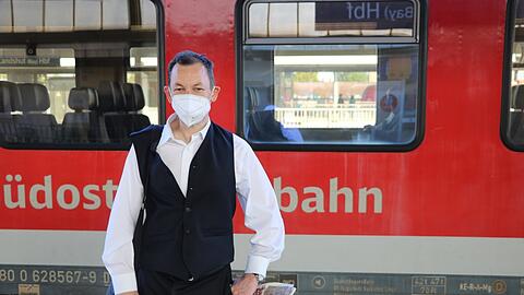 Patrick Blümel wird am Donnerstagmorgen am Hauptbahnhof wegen seiner Kleidung oft mit einem Bahnmitarbeiter verwechselt und angesprochen. Dabei will er einfach nur zur Arbeit nach München pendeln. "Die Zeit, die ich zu spät komme, wird mir sicher vom Lohn abgezogen", sagt der 51-Jährige.