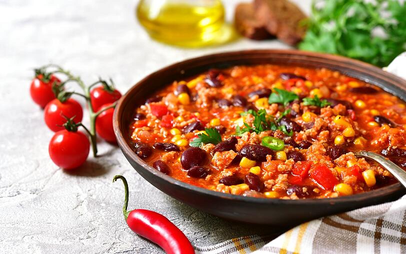 Chili schmeckt fast jedem und kann sowohl mit Fleisch als auch vegan zubereitet werden. Sie benötigen eine Dose Kidney-Bohnen, Mais, Zwiebeln, gehackte Tomaten und eine frische Paprika. Braten Sie zunächst die Zwiebeln mit etwas Öl an und fügen Sie für die Fleisch-Variante Hackfleisch hinzu. Anschließend geben Sie die gewürfelte Paprika in die Pfanne ... Chili schmeckt fast jedem und kann sowohl mit Fleisch als auch vegan zubereitet werden. Sie benötigen eine Dose Kidney-Bohnen, Mais, Zwiebeln, gehackte Tomaten und eine frische Paprika. Braten Sie zunächst die Zwiebeln mit etwas Öl an und fügen Sie für die Fleisch-Variante Hackfleisch hinzu. Anschließend geben Sie die gewürfelte Paprika in die Pfanne ...