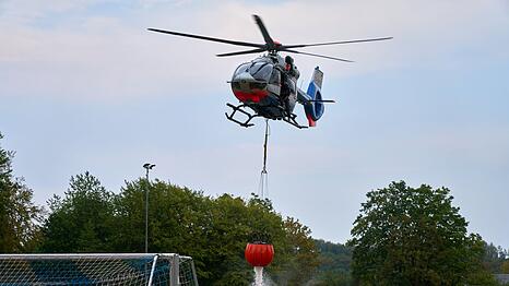 Die Einsatzkr&auml;fte am Boden werden aus der Luft unterst&uuml;tzt.