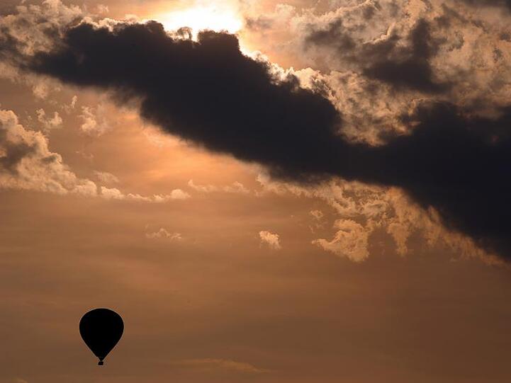 Ein Heißluftballon wie dieser blieb an einer Laterne hängen.