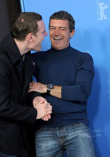 Antonio Banderas scherzt mit seinem deutsch-irischen Kollegen Michael Fassbender auf der Pressekonferenz.