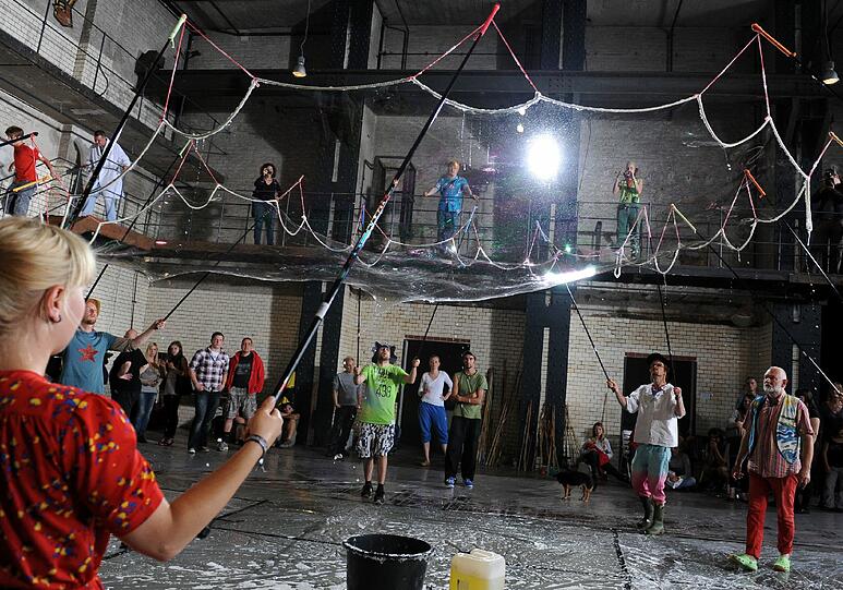 Träume sind Schäume? Der Traum der größsten Seifenblase der Welt zerplatzt in jedem Fall sehr schnell. In Berlin versuchten Künstler, die größte Blase herzustellen, indem sie 250 Menschen ein eine Seifenblasenkuppel einschließen.