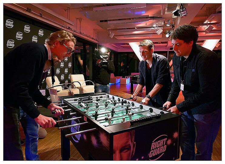Kickern mit Schweinsteiger: AZ-Reporter Bogner packt an. Foto: Right Guard