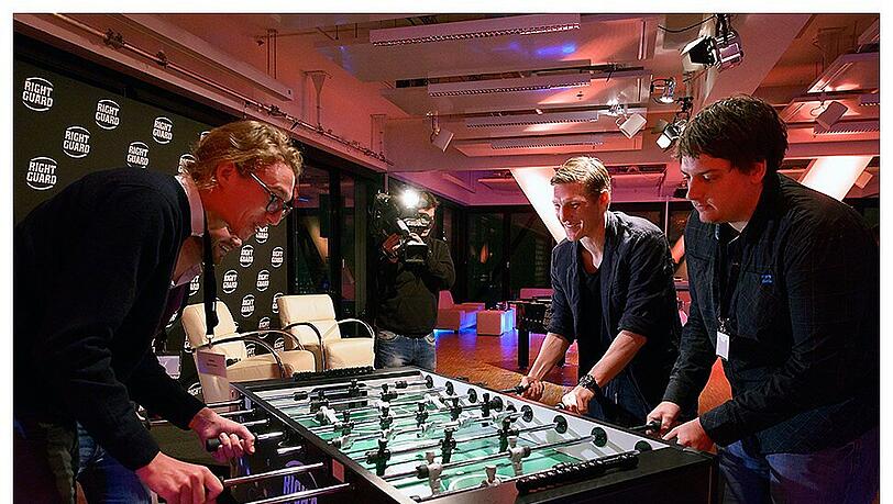 Kickern mit Schweinsteiger: AZ-Reporter Bogner packt an. Foto: Right Guard
