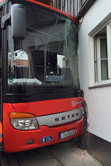 In Seebruck ist ein Linienbus in ein Haus gekracht - die Bilder vom Unfall.