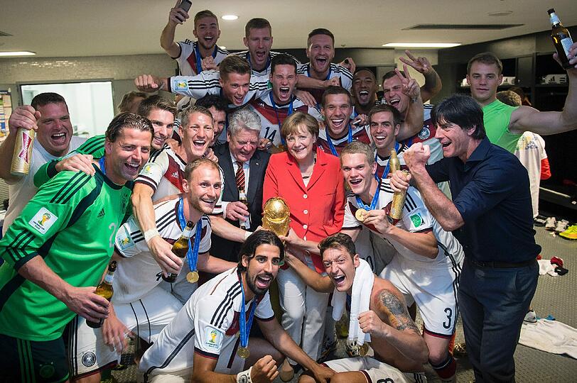 Selfie-Alarm II: Bundeskanzlerin Angela Merkel feiert 2014 in der Umkleidekabine mit den neuen Weltmeistern. Da ist dann auch Bundestrainer Joachim Löw (rechts) dabei.