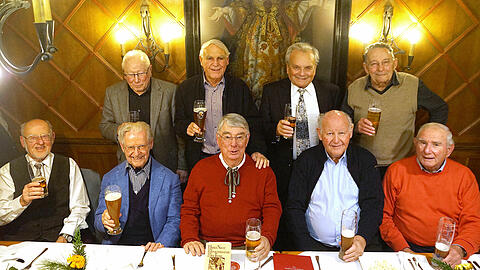 Da sitzen sie griabig zusammen, die ehemaligen Schüler der Winthirschule: Werner Eger (vorne links), Ludwig Stemmer (roter Pulli, Mitte), Heinrich Landstorfer (hinten, zweiter von links), Georg Breit (hinten, dritter von links) haben mit der AZ gesprochen